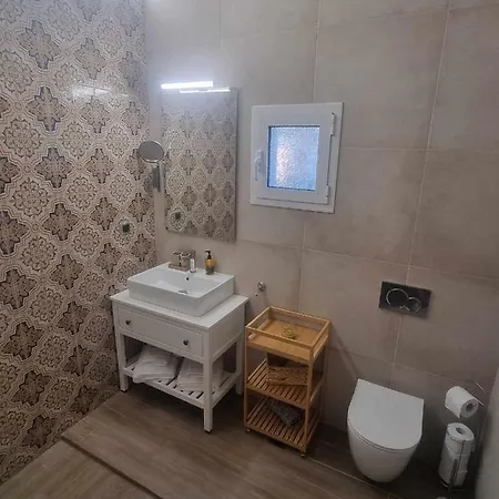 فيلة Island House *