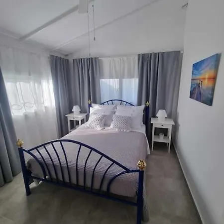 فيلة Island House *