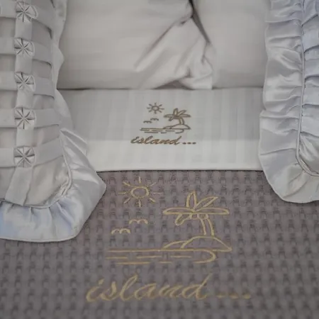 فيلة Island House *