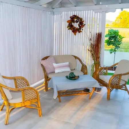 فيلة Island House