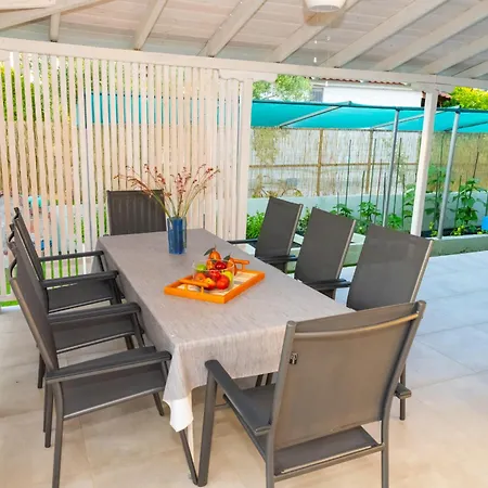 Island House بساكوذيا