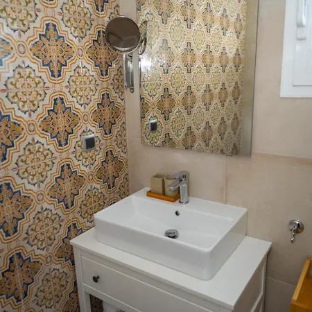 فيلة Island House