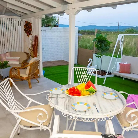 فيلة Island House *