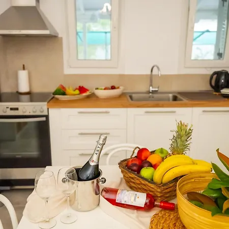 Island House بساكوذيا